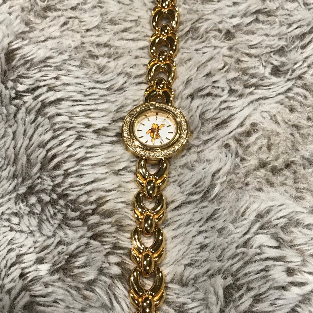 >Cute winne the Pooh vintage gold watch!!